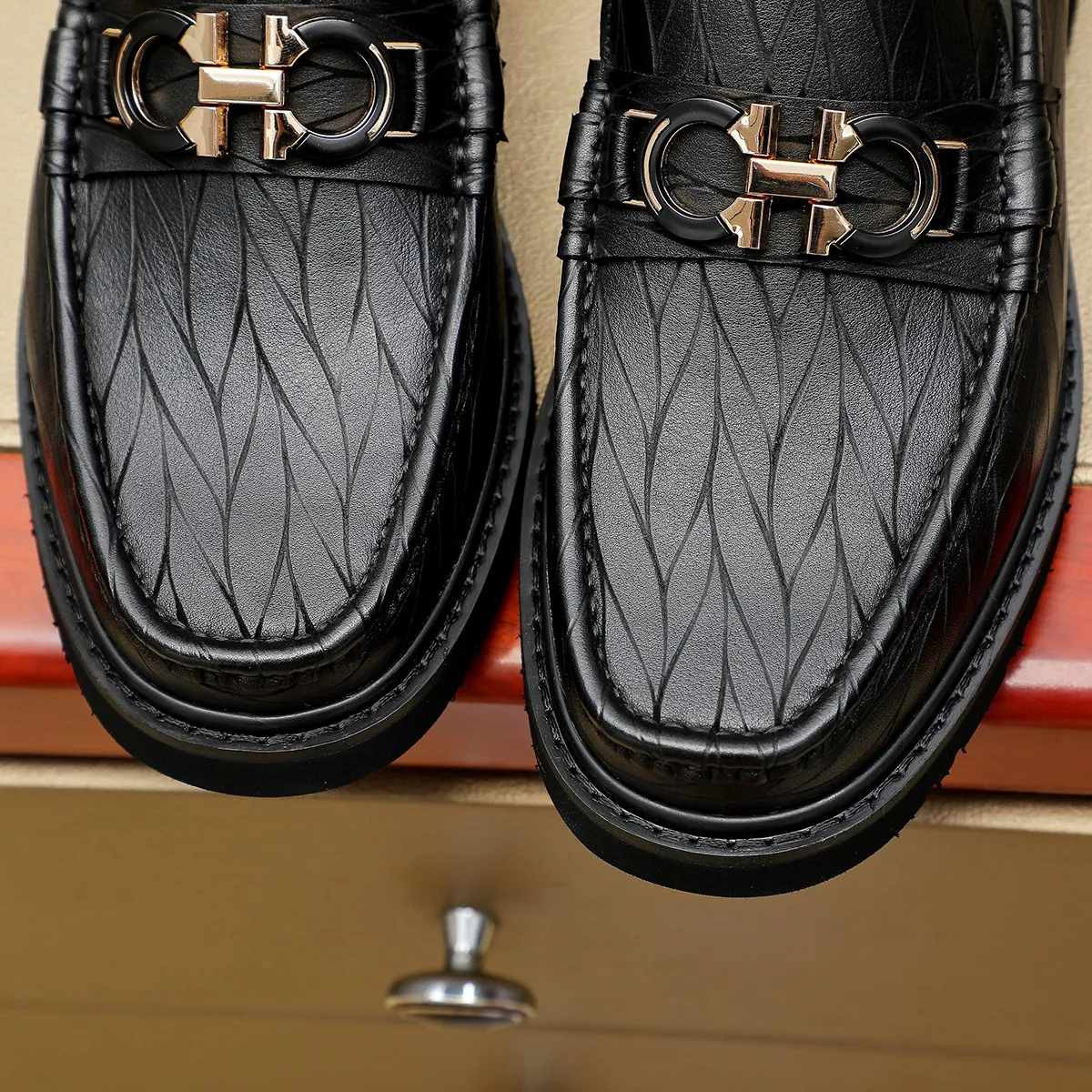 Men's shoes 💰500 Ferragamo [Ferragamo] top imported suit men's shoes 💯Original copy of the official website, product materials: selected imported embossed calfskin + luxury hardware buckle accessories ~ imported water-dyed cow 🐂 leather lining. Strong three-dimensional visual effect, original combination outsole, multiple colors available😘 Size: 38-44 (.45.46. Customized)